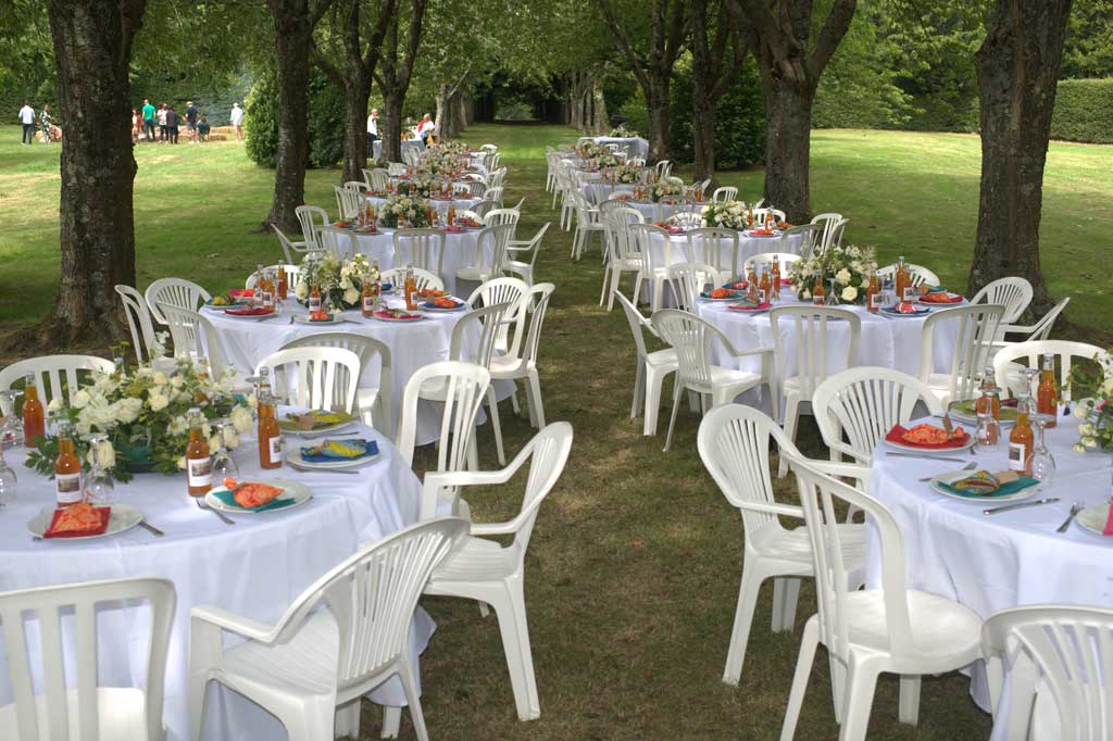 Tables dressées dans l'allée des Merisiers du Manoir d'Argentel