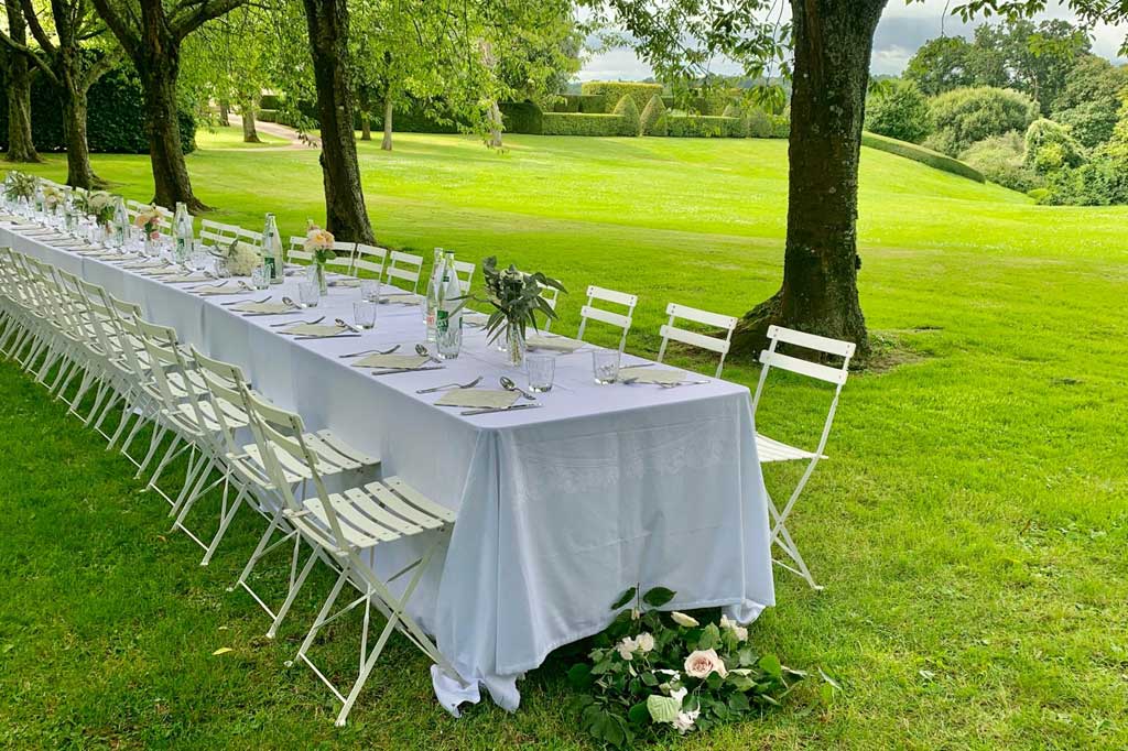 Tables dressées dans l'allée des Merisiers du Manoir d'Argentel