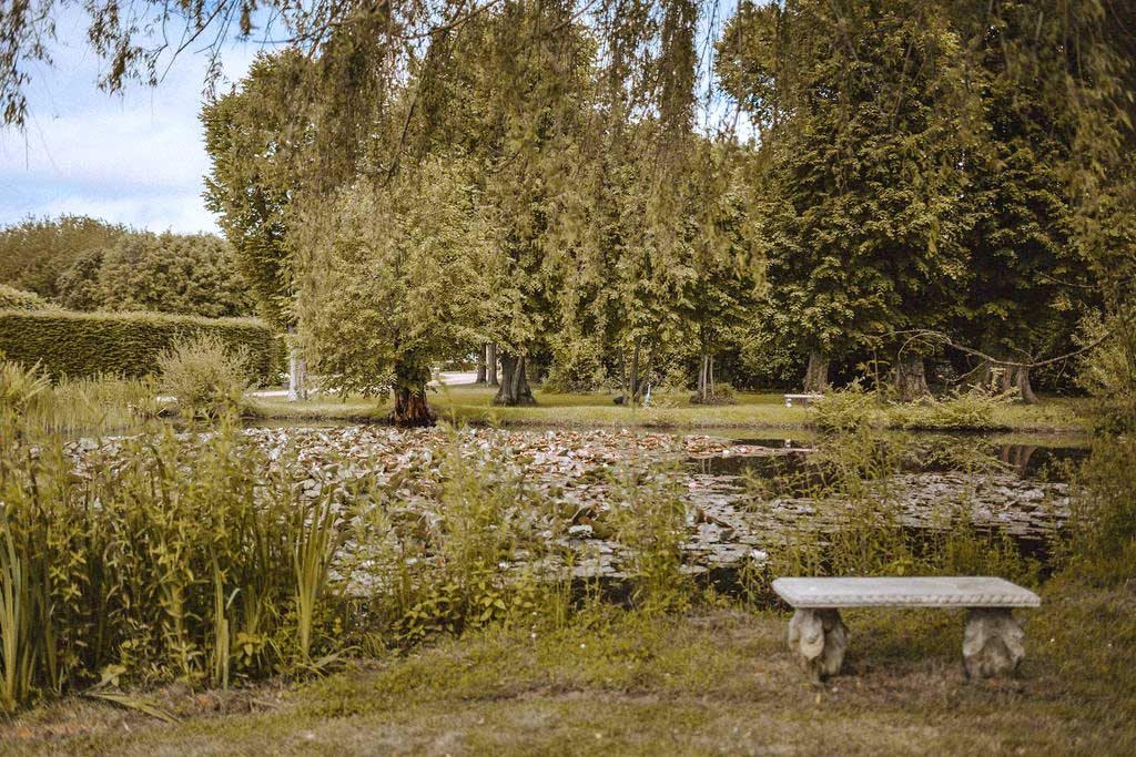 Étang et banc, au Cottage du Manoir d'Argentel