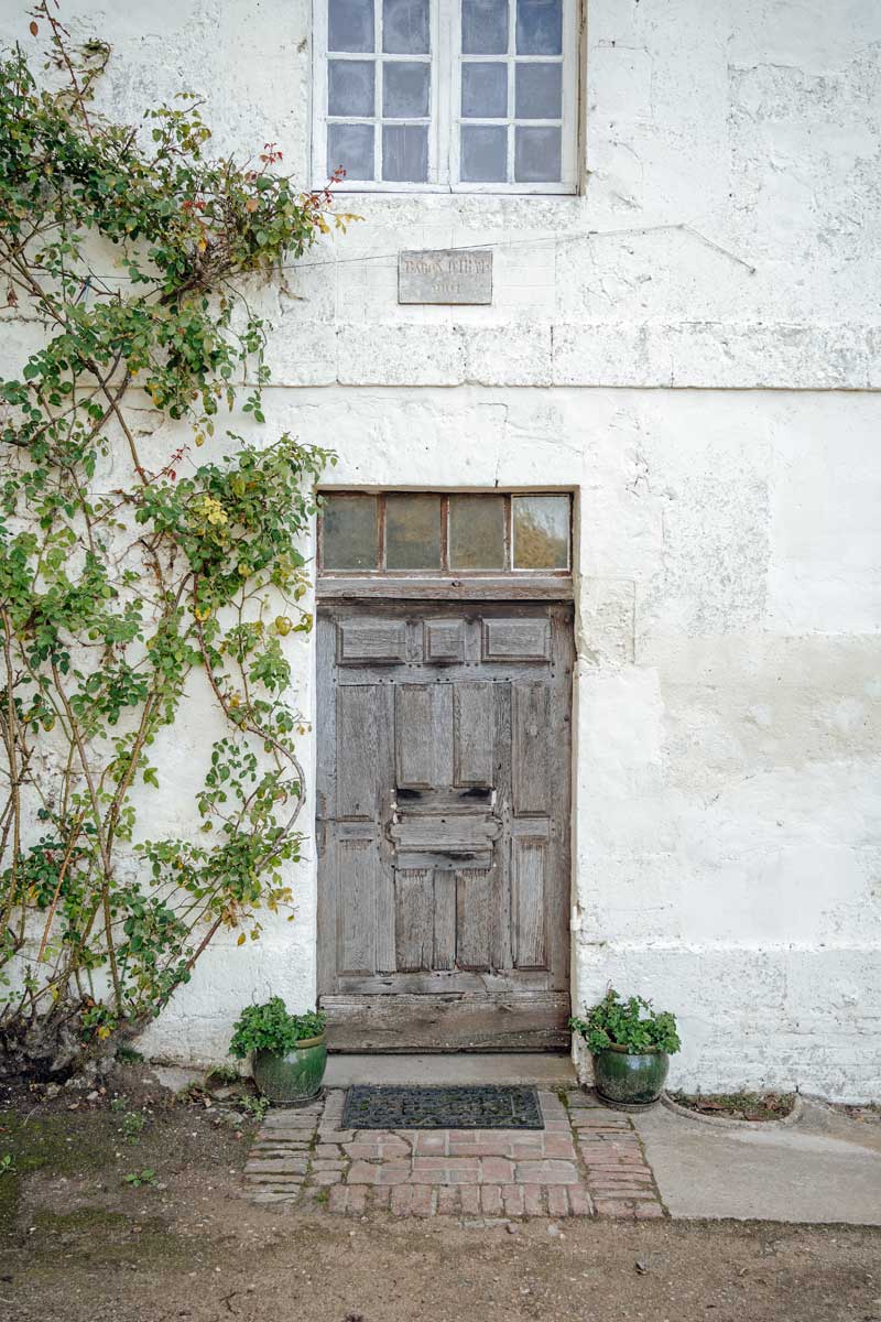 Porte d’entrée en bois, au Cottage du Manoir d'Argentel