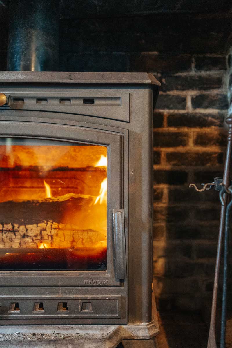 Feu de cheminée, au Cottage du Manoir d'Argentel