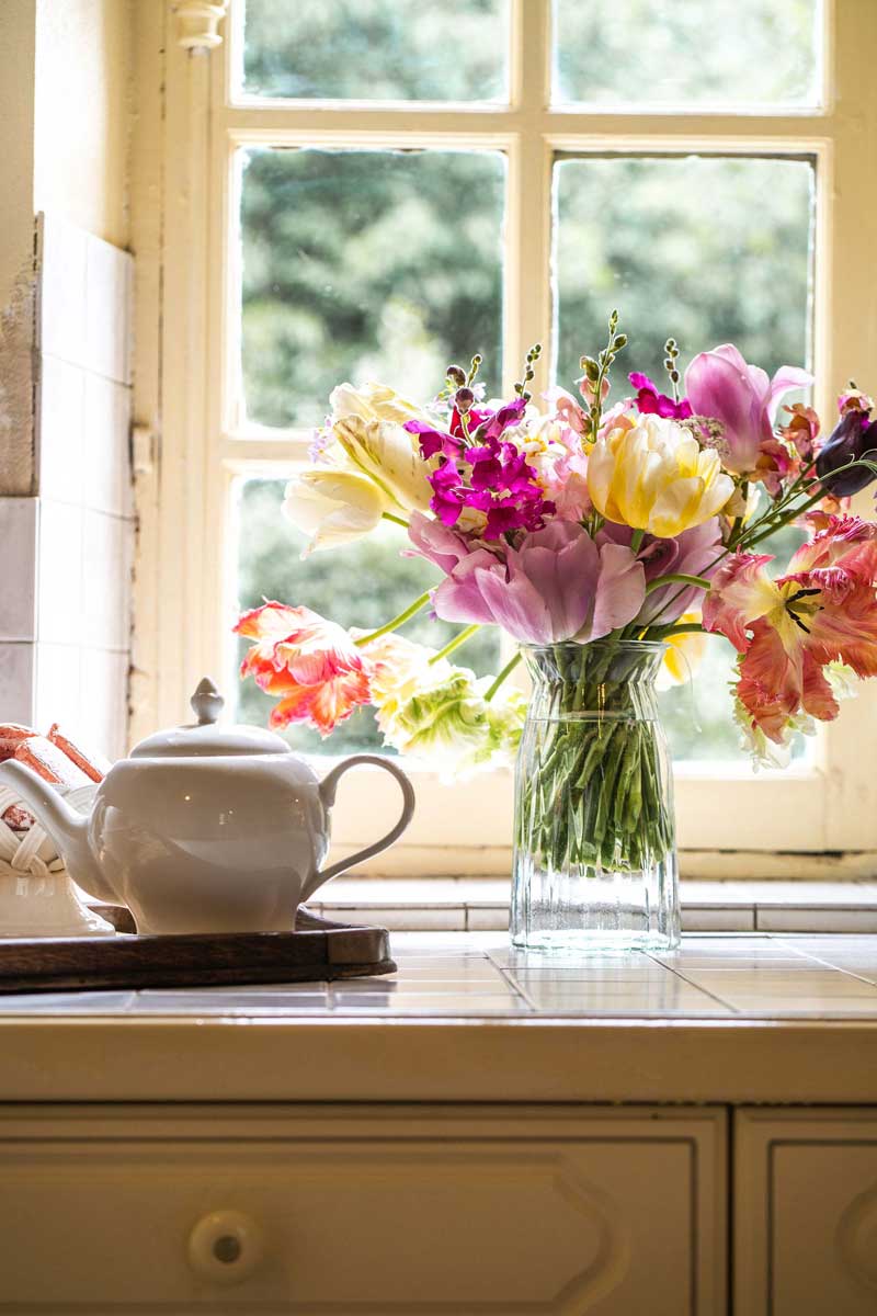 Bouquet de fleur et théière, au Cottage du Manoir d'Argentel