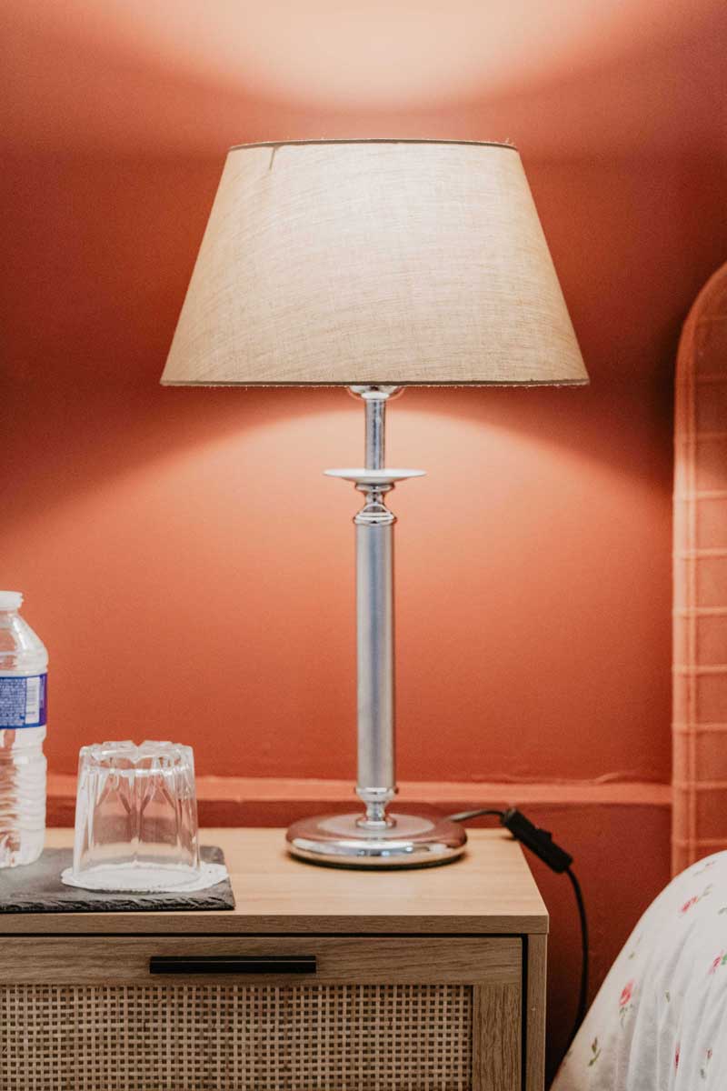 Lampe de chevet, au Cottage du Manoir d'Argentel