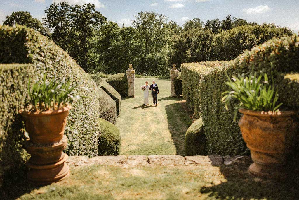Couple de jeunes maries dans les jardins à la Française du Manoir d'Argentel