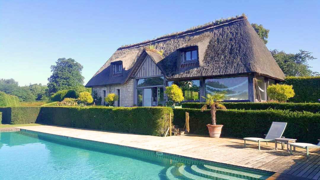 La piscine et la Pool House du Manoir d'Argentel