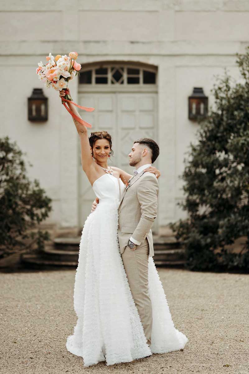 Couple de jeunes mariés au Manoir d'Argentel
