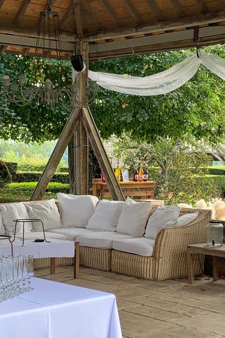 Le patio et le jardin des poteries du Manoir d'Argentel