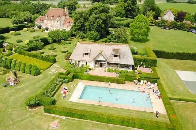 Vue aérienne de la piscine du Manoir d'Argentel