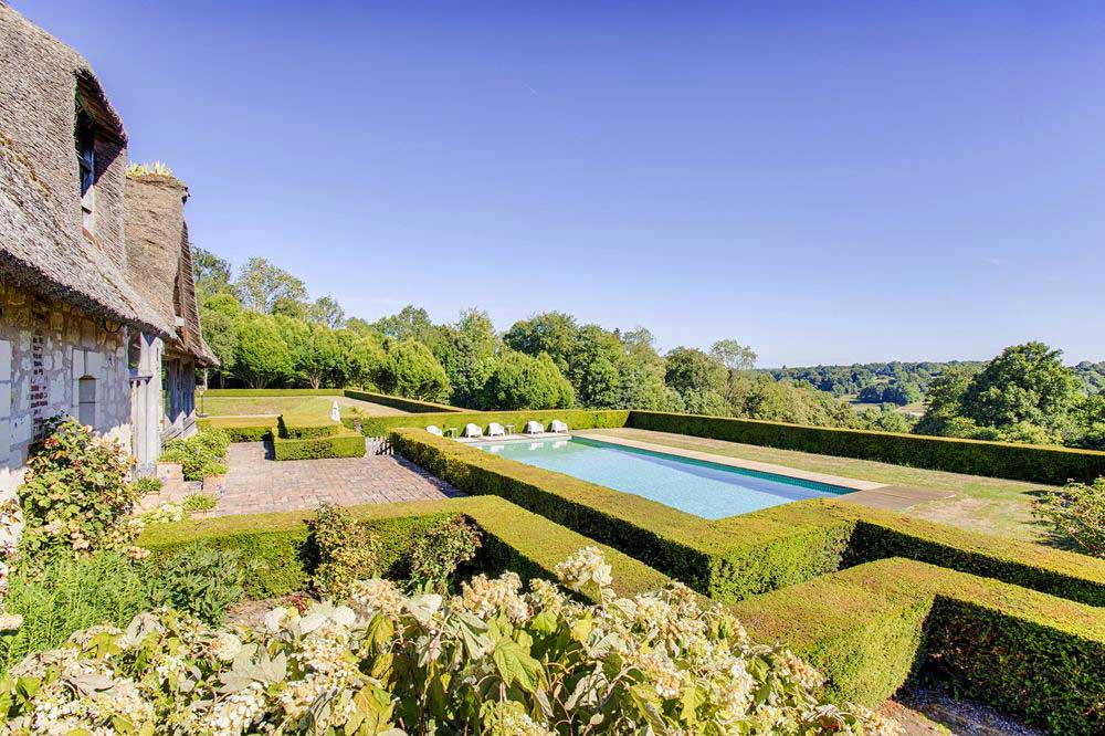 Vue de la piscine du Manoir d'Argentel