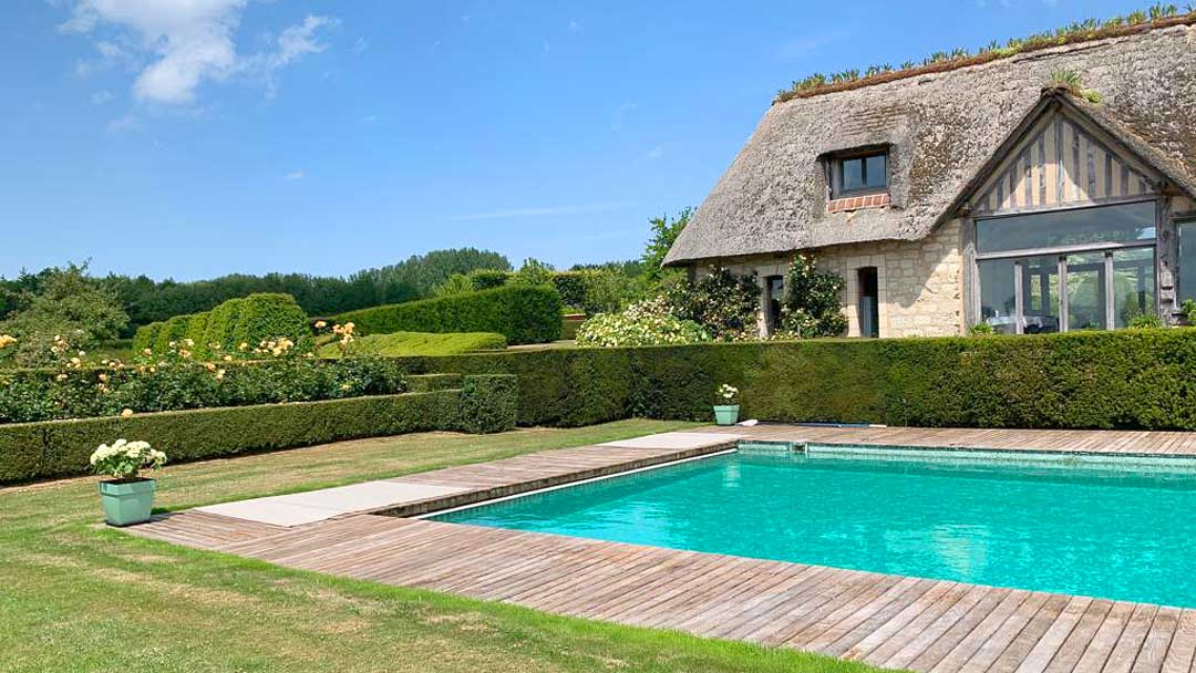 Vue de la piscine du Manoir d'Argentel