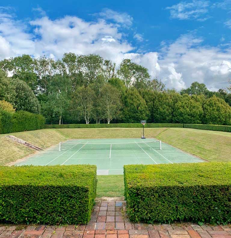 Terrain de tennis et panier de basket au Manoir d'Argentel